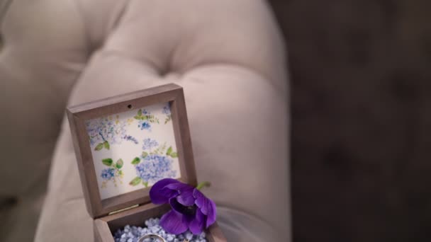 Caja con tres anillos de boda — Vídeo de stock