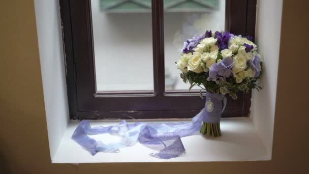 Свадебный букет у окна — стоковое видео