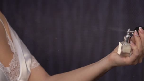 Młoda kobieta za pomocą puder do twarzy — Wideo stockowe