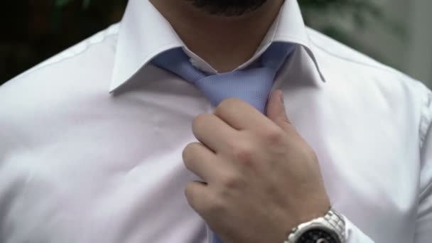 Man fäste blå slips — Stockvideo