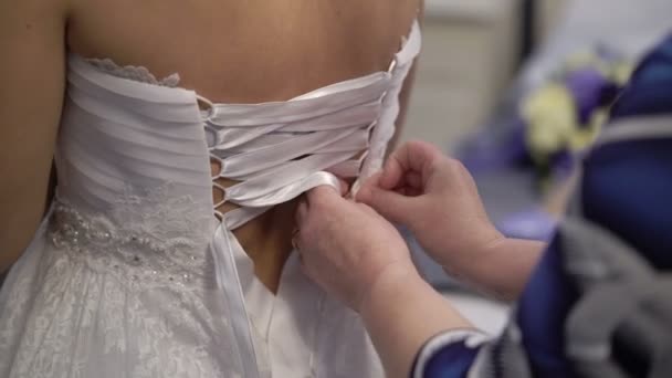 Viselése esküvői ruha — Stock videók