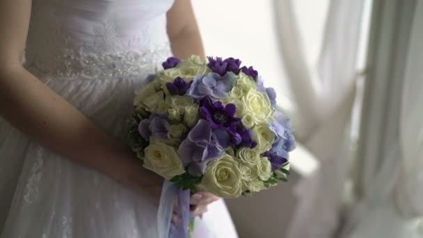 Bridal bouquet in hands — Stock Video