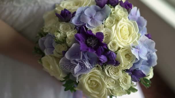 Bouquet da sposa in mano — Video Stock