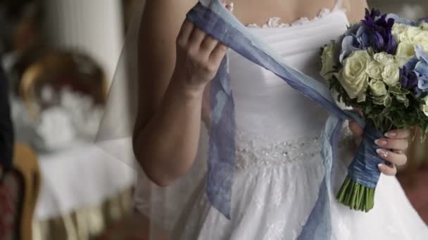 Bouquet de mariée dans les mains — Video