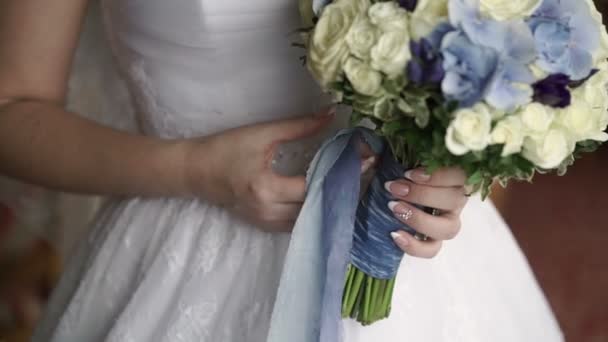 Bridal bouquet in hands — Stock Video