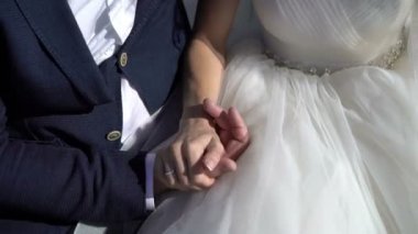 Oturma ve el ele tutuşarak Düğün çifti