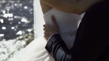 Gelin ve damat motorbot üzerinde kucaklayan