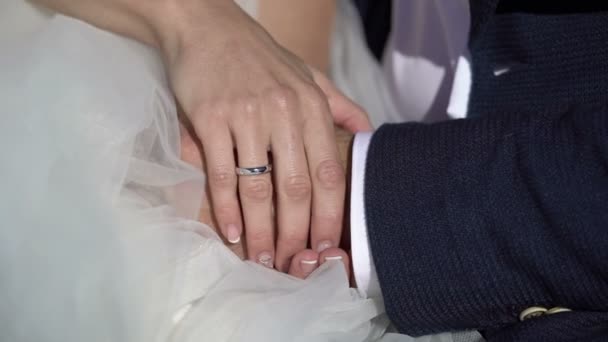 Bruidspaar zitten en hand in hand — Stockvideo