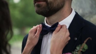 Genç kadın sabitleme papyon mans