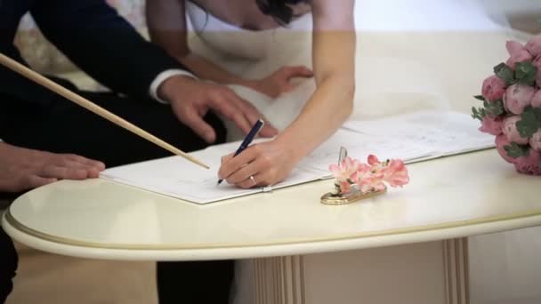 Documento de firma de novia en la ceremonia de boda — Vídeos de Stock