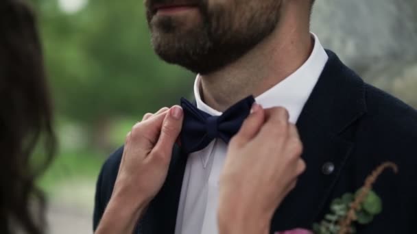 Young woman fixing mans bowtie — Stock Video