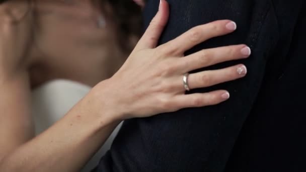 Düğün çifti kucaklayan — Stok video