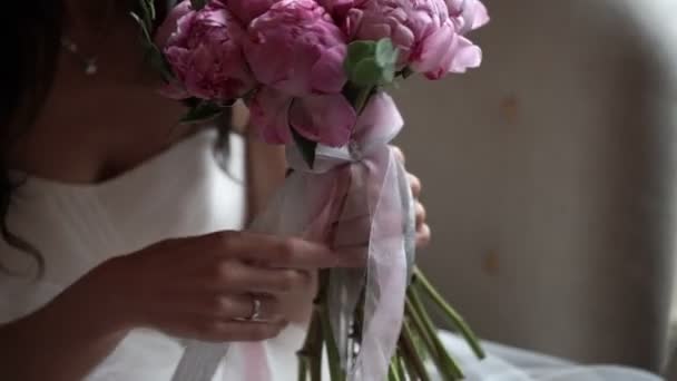 Bridal bouquet in hands — Stock Video