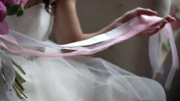 Brautstrauß in Händen — Stockvideo