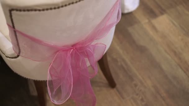 Рожевий лук на стільцях в ресторані — стокове відео