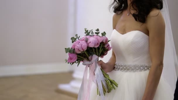 Bride with flowers on ceremony — Stock Video