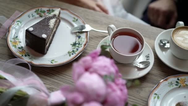 男人和女人喝的茶和咖啡 — 图库视频影像