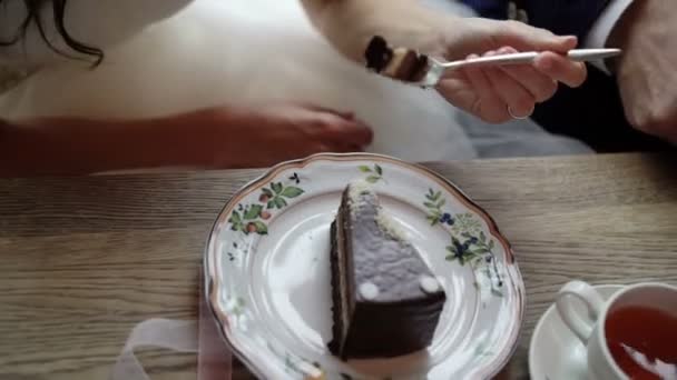 Novia comiendo pedazo de pastel — Vídeo de stock