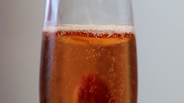 Gouttes de framboise dans un verre de vin mousseux — Video