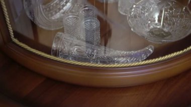 Kristal boynuz alarak adam