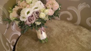 sandalyede gelin buketi