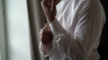 Beyaz gömlek kadar düğmelerini giyen damat