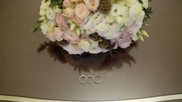Anello nuziale e bouquet da sposa — Video Stock