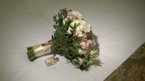 Bouquet da sposa sul letto — Video Stock