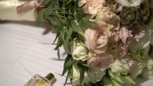 Bouquet da sposa sul letto — Video Stock