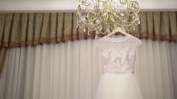 Vestido de novia en la habitación — Vídeo de stock