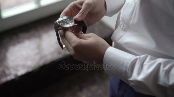 Pengantin pria mengenakan jam tangan — Stok Video