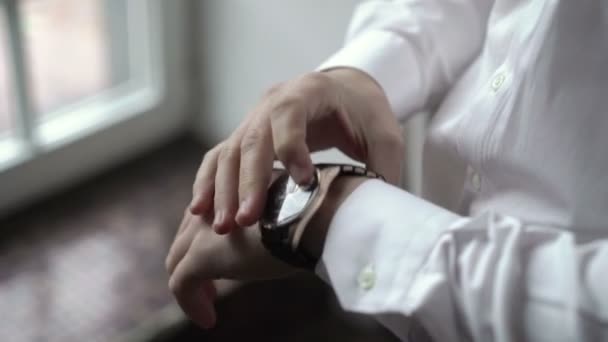 新郎新娘身着手腕的手表， — 图库视频影像