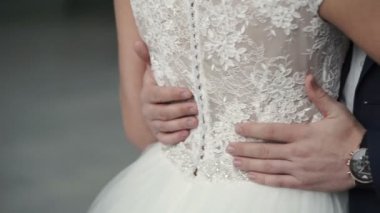 Genç güzel düğün çift kucaklayan