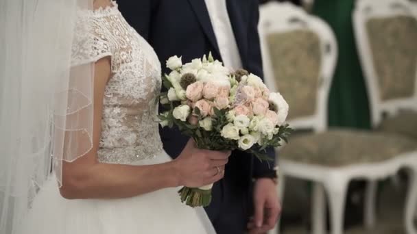 Nevěsta s květinami na obřad — Stock video