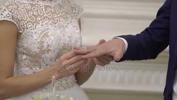 Mireasa pune inelul mirelui mână la ceremonie — Videoclip de stoc