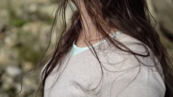 Mulher ficar ao ar livre no dia ventoso com cabelo ondulado — Vídeo de Stock