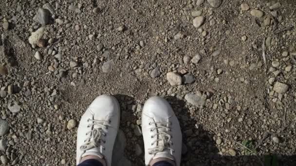 女人脚在岩石上行走 — 图库视频影像