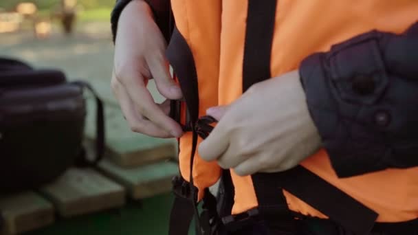 Fiatalember-a mentőmellény viselése — Stock videók