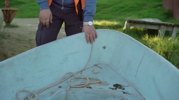 Oigenkännlig man driver båten — Stockvideo