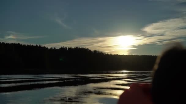 Nie do poznania ludzi na łodzi oglądanie na zachód słońca — Wideo stockowe