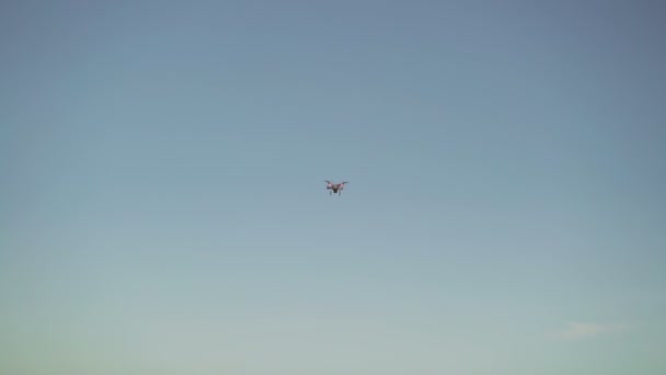 Drone flyes in de hemel — Stockvideo