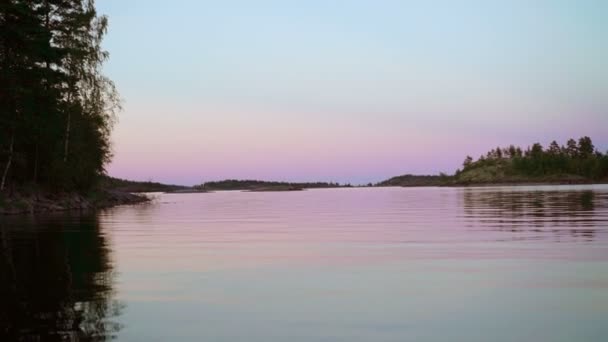 Piękny różowy zachód słońca nad jeziorem — Wideo stockowe