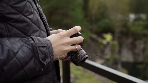 Jeune homme avec caméra de film — Video