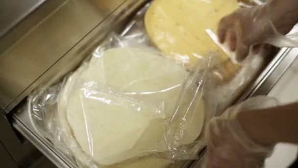 Bucătarul ia pâine pita — Videoclip de stoc