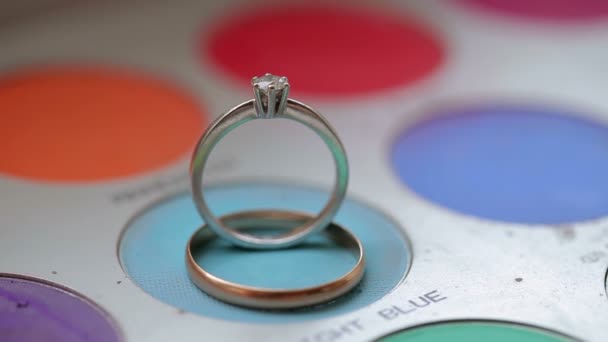 Wedding rings on makeup palette — Stock Video