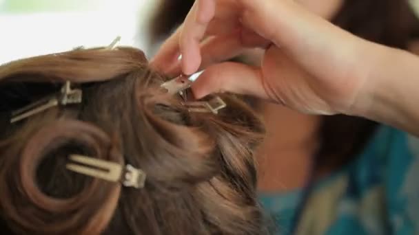 Peluquería hace peinado — Vídeo de stock