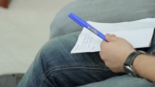 Orang dengan notebook dan pena — Stok Video