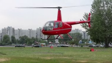 Kırmızı helikopter iniş