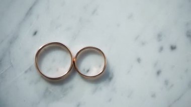 Mermer üzerinde iki yüzük