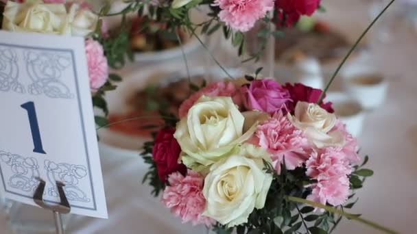 Λουλούδια διακόσμηση στο τραπέζι — Αρχείο Βίντεο